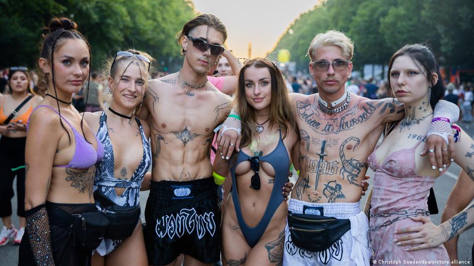 Eine Gruppe spärlich bekleideter Teilnehmer bei der Techno Parade in Berlin