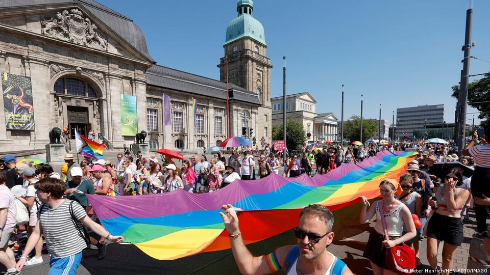 Teilnehmer tragen die Regenbogenfahne für LGBTQ+-Rechte bei der Pride- oder Christopher Street Day-Parade in Darmstadt, Deutschland, am 15. August 2026