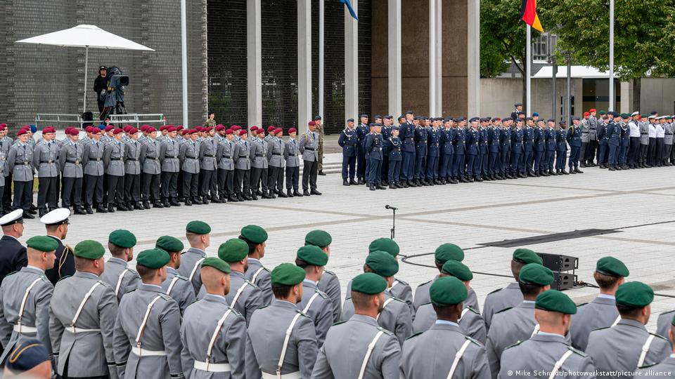 Rekruten der Bundeswehr legen am Bendlerblock ihren Eid anlässlich des 82. Jahrestages des 20. Juli 1944 ab