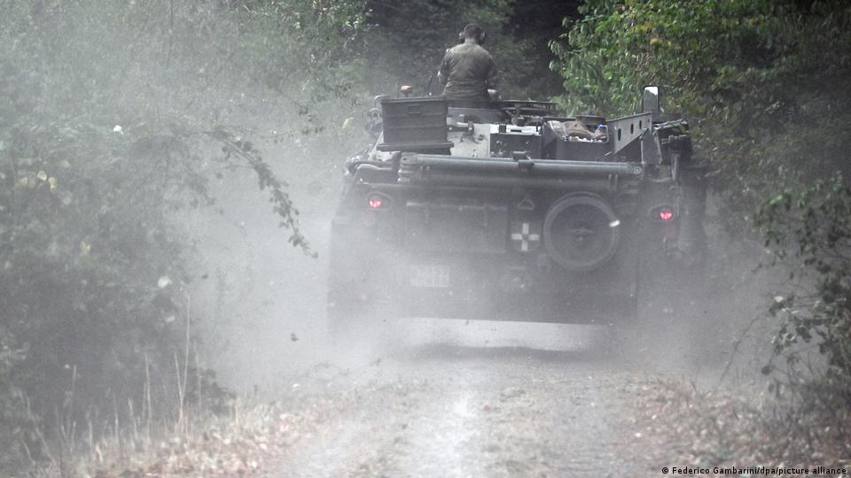 Militärangehörige in einem Panzer nehmen an Löscheinsätzen inmitten des Waldbrandes im Hürtgenwald in Westdeutschland teil. 15. August 2026