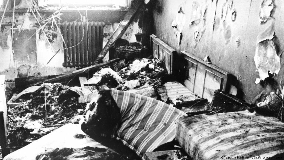 Ein schwer beschädigtes Schlafzimmer in einem jüdischen Altenheim in München nach einem Brandanschlag am 13. Februar 1970.
