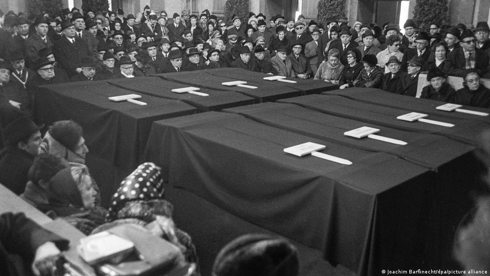 Trauernde nehmen an einer Gedenkfeier für die Menschen teil, die 1970 bei einem Brandanschlag auf das jüdische Religionszentrum Münchens getötet wurden, und für eine Person, die drei Tage zuvor am Flughafen München-Riem von palästinensischen Terroristen getötet wurde. 18. Februar 1970.