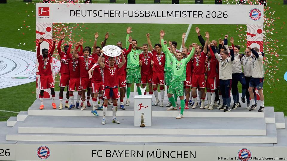 Bayerns Spieler feiern mit der Trophäe des Bundesligatitels am Ende des Fußballspiels zwischen Bayern und FC Köln in München, Deutschland, Samstag, 16. Mai 2026