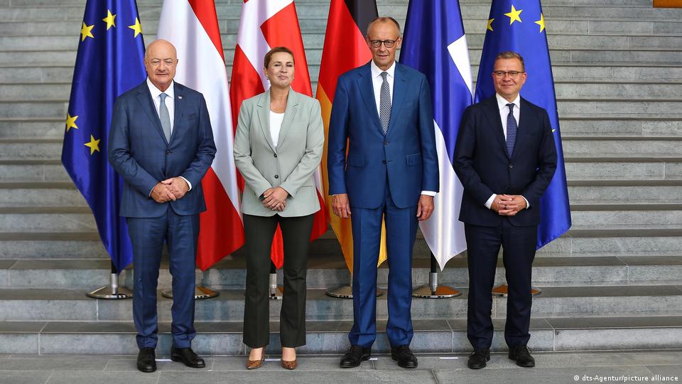 Der österreichische Bundeskanzler Christian Stocker, die dänische Ministerpräsidentin Mette Frederiksen, der deutsche Bundeskanzler Friedrich Merz und der finnische Ministerpräsident Petteri Orpo treffen sich im Kanzleramt in Berlin