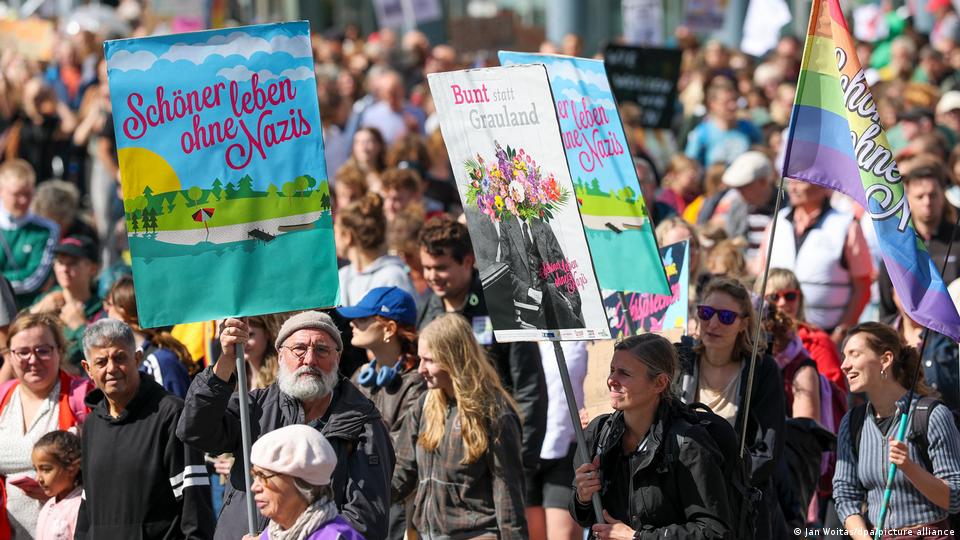 Demonstranten bei der Pro-Demokratie-Kundgebung in Magdeburg