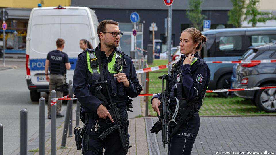 Polizisten arbeiten in der Nähe des Ortes eines versuchten Brandanschlags auf die Wuppertaler Synagoge am 17. September 2026. 