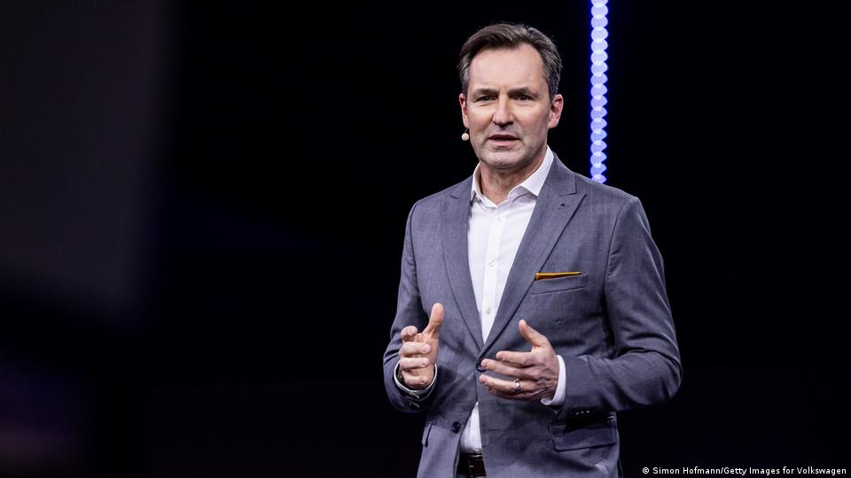 Thomas Schäfter, Mann im Sakko ohne Krawatte spricht