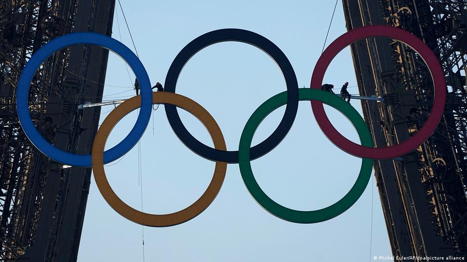 Am Eiffelturm werden große olympische Ringe errichtet