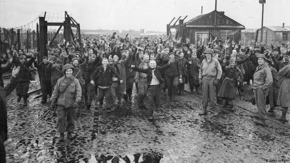 Schwarzweißfoto von US-Soldaten und Gefangenen im Lager Stalag 326