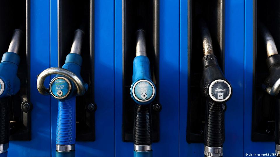 Zapfpistolen für bleifreies Benzin und Diesel an einer Zapfsäule