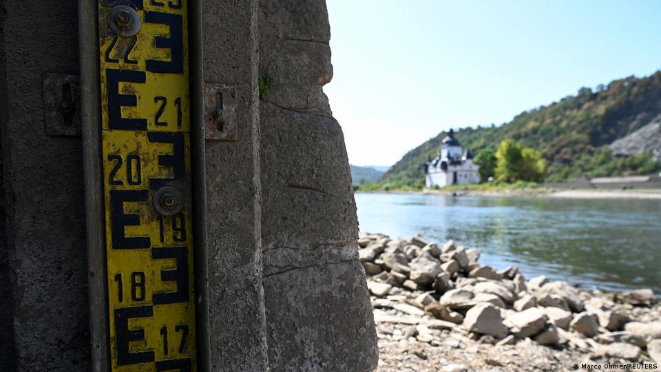 Ein Pegel in Kaub mit sichtbarem Rhein dahinter