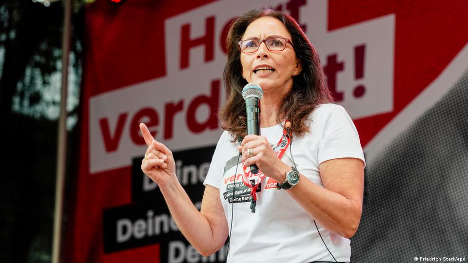 Yasmin Fahimi, Vorsitzende des Deutschen Gewerkschaftsbundes (DGB), spricht vor Menschenmengen in Essen