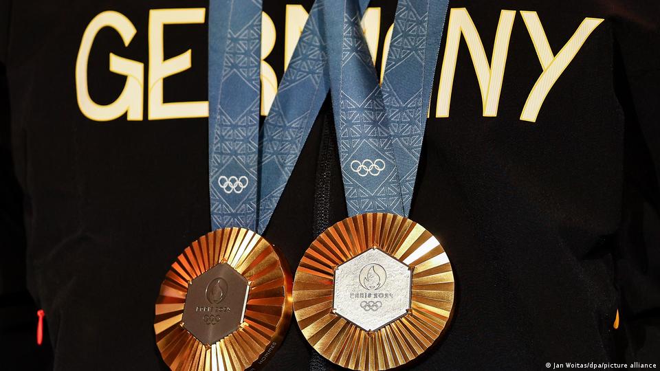Ein deutscher Athlet trägt während der Olympischen Spiele am 9. August 2024 in Paris, Frankreich, zwei Goldmedaillen um den Hals