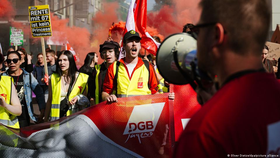 Demonstranten mit roten Rauchbomben in Saarbrücken im Südwesten Deutschlands gesehen