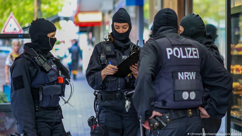 Deutschland Duisburg 2026 | Razzia | Polizisten vor Rocker-Stammlokal am Hamborner Altmarkt