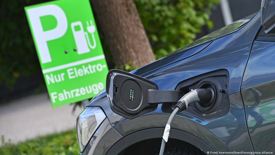 Elektrofahrzeug wird aufgeladen