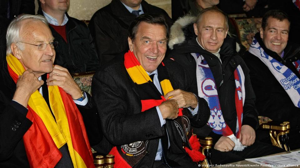 Der ehemalige deutsche Bundeskanzler, Vorsitzender der Nord Stream-Aktionäre und Vorstandsmitglied Gerhard Schröder (2-l), der damalige russische Premierminister Wladimir Putin (2-r) und der damalige russische Präsident Dmitri Medwedew (r) verfolgen das Qualifikationsspiel zur FIFA-Weltmeisterschaft 2010 zwischen russischen und deutschen Mannschaften in der VIP-Lounge des Luschniki-Stadions. Moskau, Russland, 10. Oktober 2009.