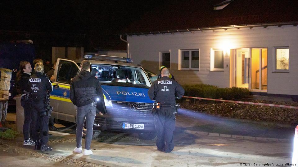 Nach einem nächtlichen Einsatz sichern Polizisten den Tatort rund um das Haus des Tatverdächtigen im Berngau