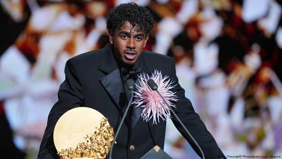 Lamine Yamal spricht bei der Ballon d'Or-Verleihung in ein Mikrofon