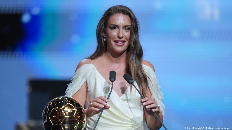 Die Spanierin Alexia Putellas spricht bei der Verleihung des Ballon d'Or am Mikrofon