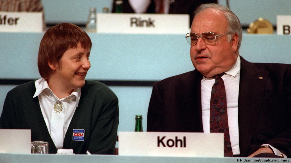 Bundeskanzler Helmut Kohl und seine damals neu gewählte Stellvertreterin, Frauenministerin Angela Merkel am 16. Dezember 1991