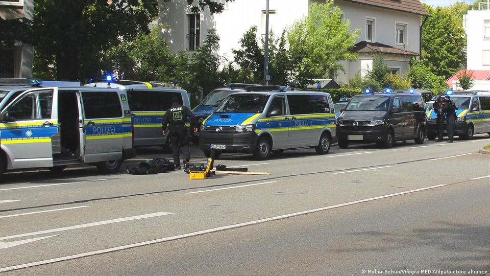 Eine Reihe von Polizeifahrzeugen parkten auf einer Straße in Regensburg, Bayern, inmitten eines Verbrechens in einer Bankfiliale. 23. Juli 2026. 