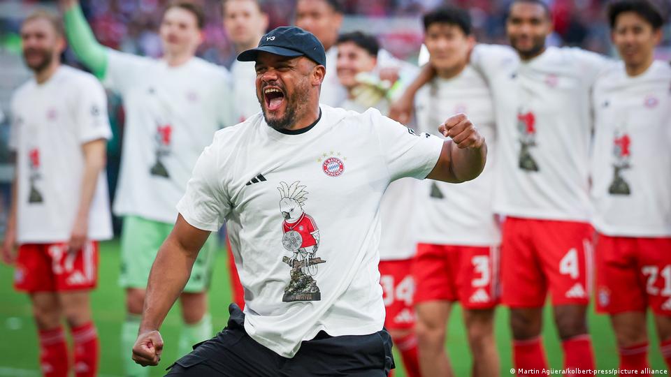 Bayern Münchens Cheftrainer Vincent Kompany feiert nach dem Sieg der Mannschaft am 19. April 2026