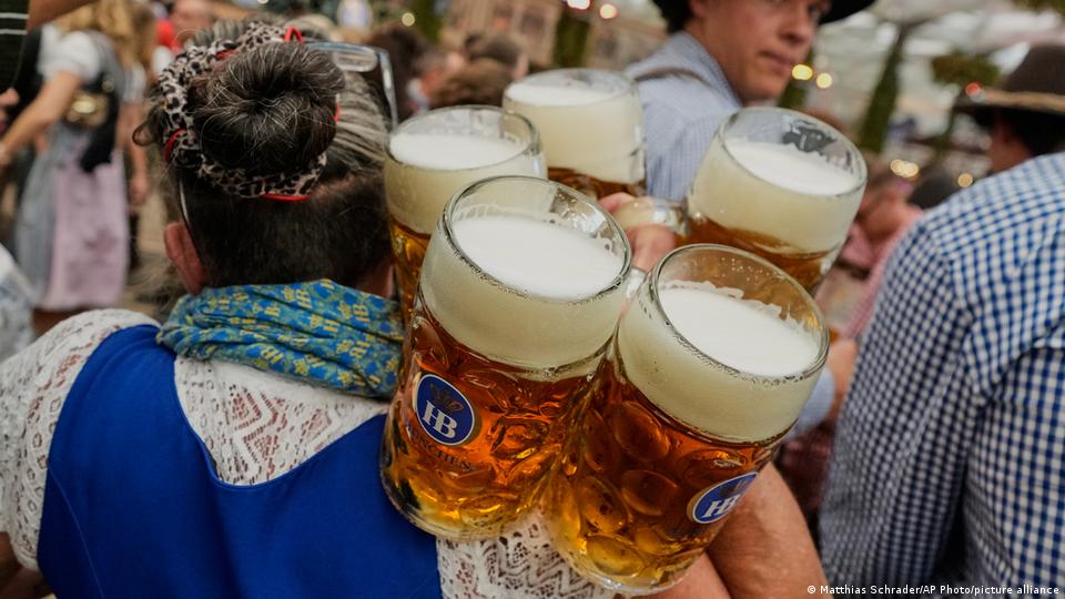 Kellnerin serviert Bier auf dem Oktoberfest