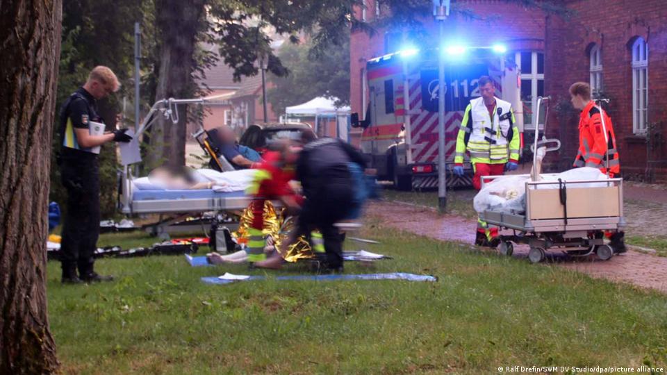 Rettungskräfte vor einem Backsteingebäude