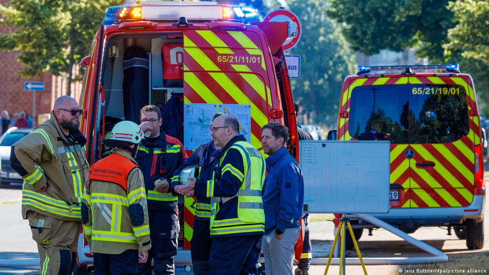 Rettungskräfte mit Fahrzeugen