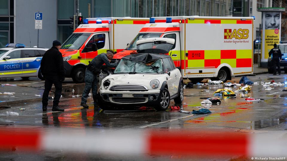 Rettungskräfte sind vor Ort im Einsatz, nachdem im Februar 2025 in München ein Auto in eine Menschenmenge fuhr