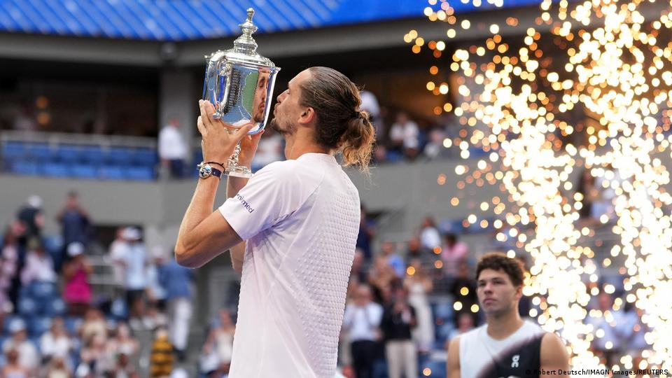 Zverev küsst nach dem Turniersieg die US-Open-Trophäe