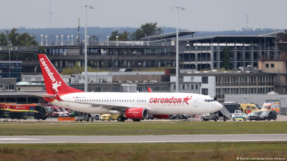 Ein Corendon-Passagierflugzeug steht auf dem Gelände des Nürnberger Flughafens
