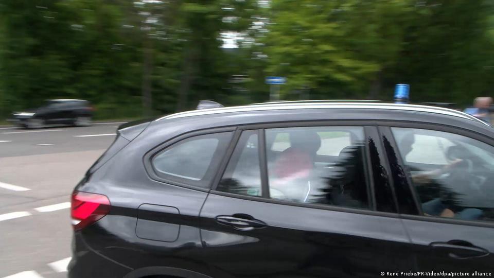 Ein nicht gekennzeichnetes Polizeiauto transportiert Verdächtige zum Bundesgerichtshof in Karlsruhe zur Anhörung über ihre Untersuchungshaft. 20. Mai 2026. 