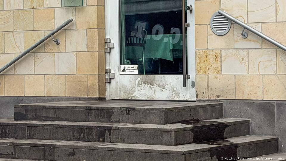 Brennbare Flüssigkeit im Treppenhaus und an einer Tür vor der Wuppertaler Synagoge, aufgenommen am 17. September 2026, nach einem versuchten Brandanschlag.