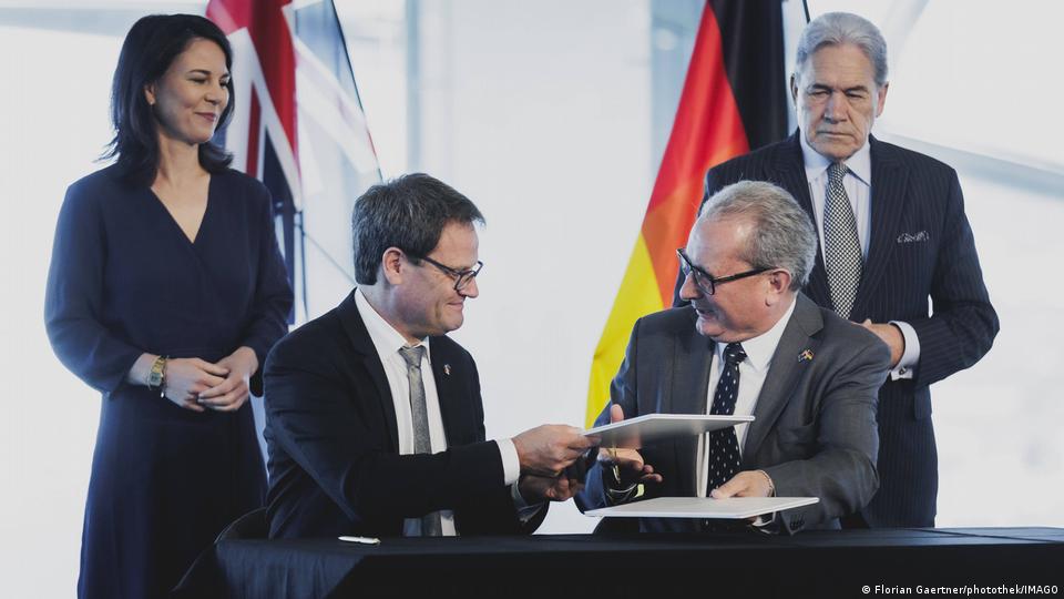 Die Außenminister Deutschlands und Neuseelands beaufsichtigen die Unterzeichnung des MOU zur Zusammenarbeit in der Antarktis