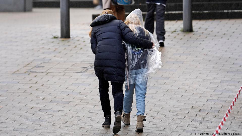 Eltern holen ihre Kinder nach einem Anschlag an einem deutschen Gymnasium ab