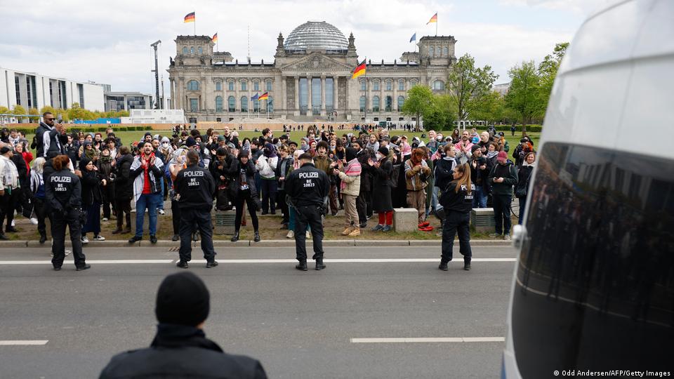 Polizei und Demonstranten vor dem Bundeskanzleramt 