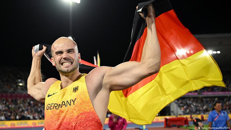 Der Deutsche Julian Weber feiert am 15. August 2026 beim Speerwurf-Finale der Männer in Birmingham, Großbritannien