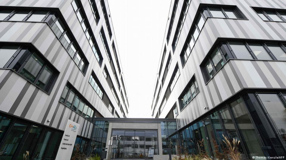 Das Logo des biopharmazeutischen Unternehmens CureVac wird am 15. Dezember 2020 vor dem Firmensitz in Tübingen, Süddeutschland, ausgestellt.