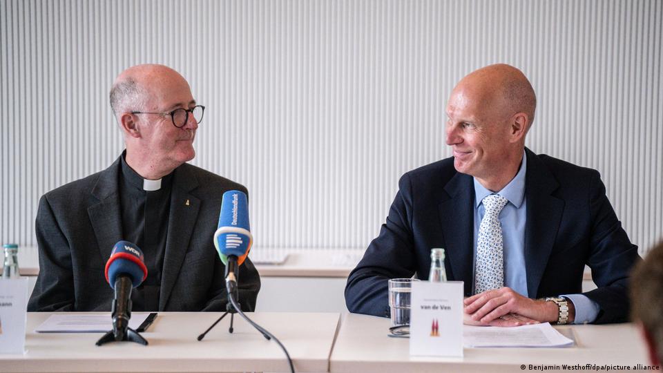 Der Kölner Dompropst Guido Assmann (links) und Domverwalter Clemens van de Ven bei einer Pressekonferenz zur Detailplanung der Pläne. 2. Juni 2026.