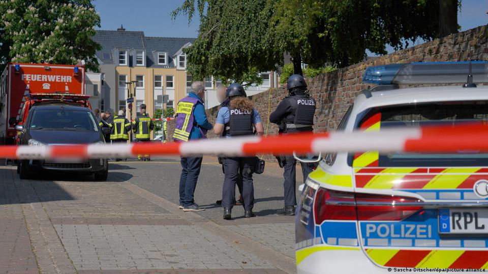 Polizeiautos, Bürokratie und Beamte auf der Straße 