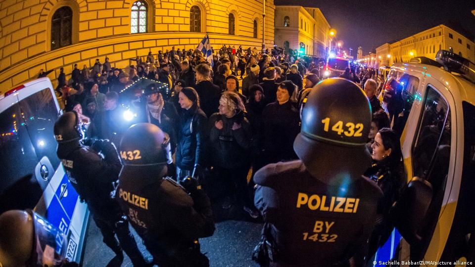 Polizei und Demonstranten verdrängen eine Straße in der Münchner Innenstadt. 22. Dezember 2021. 