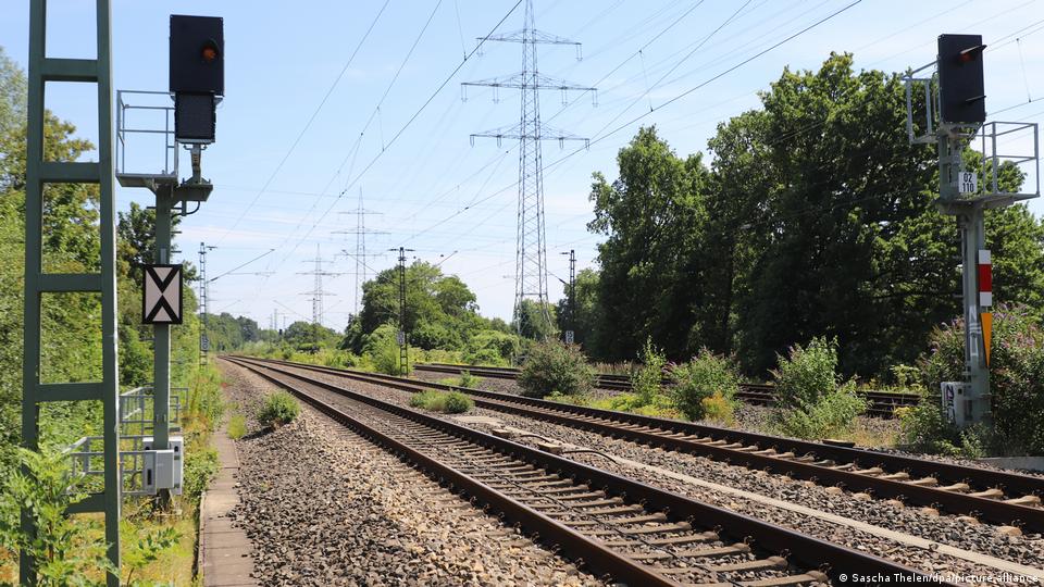 Ein Foto der leeren Bahngleise in Leverkusen nach Sabotage durch eine linke Gruppe 