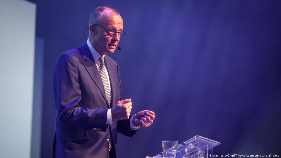 Bundeskanzler Friedrich Merz hält eine Rede auf dem Jahreskongress der Schwedischen Moderaten Partei im Stockholm Waterfront Congress Center in Stockholm