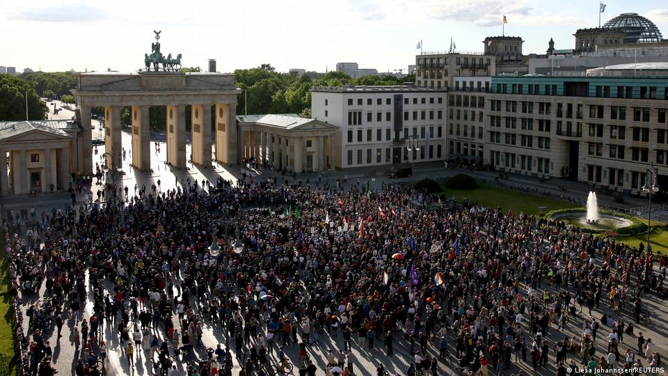 Eine Menschenmenge versammelte sich vor dem Brandenburger Tor in Berlin, um gegen politische Gewalt zu protestieren