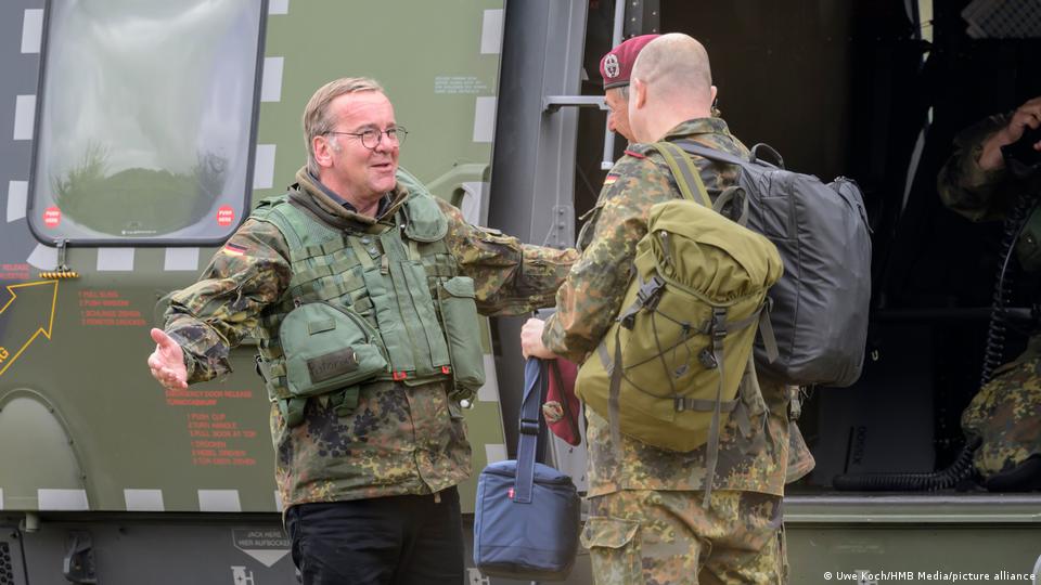 Boris Pistorius gestikuliert im Gespräch während eines Besuchs bei einem Transporthubschrauberregiment in Külsheim, Deutschland. 23. Juli 2026