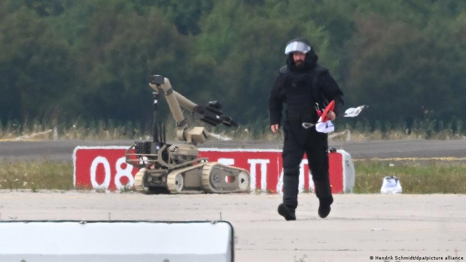 Ein Bombenentschärfungstechniker arbeitet neben einem Roboter in der Nähe eines ukrainischen Flugzeugs am Flughafen Leipzig/Halle und entschärft dabei eine mit einem Sprengsatz ausgerüstete Drohne
