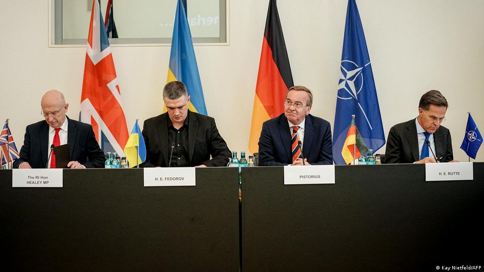 Von links) Der britische Verteidigungsminister John Healey, der ukrainische Verteidigungsminister Mykhailo Fedorov, der deutsche Verteidigungsminister Boris Pistorius und NATO-Generalsekretär Mark Rutte nehmen am 15. April 2026 an einem Ministertreffen der Ukraine Defence Contact Group (UDCG) im deutschen Verteidigungsministerium in Berlin teil. 