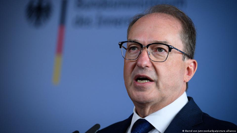 Alexander Dobrindt spricht während einer Pressekonferenz